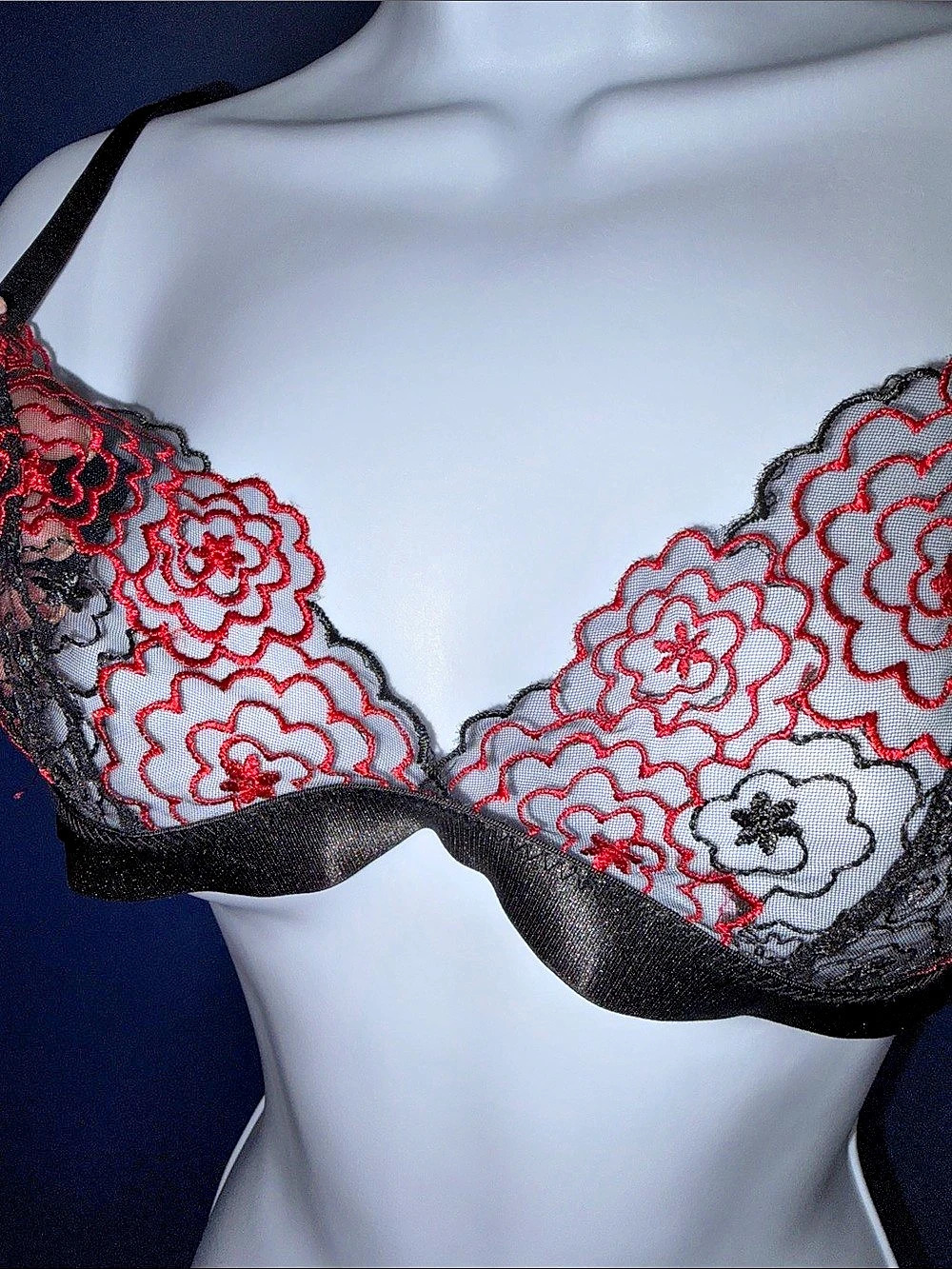 Black & Red Lace Bralette – Fits Small/Medium - Picture 5 of 10